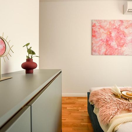Eye Candy Romexpo 2-Bedroom With Free Parking Bukarest Kültér fotó
